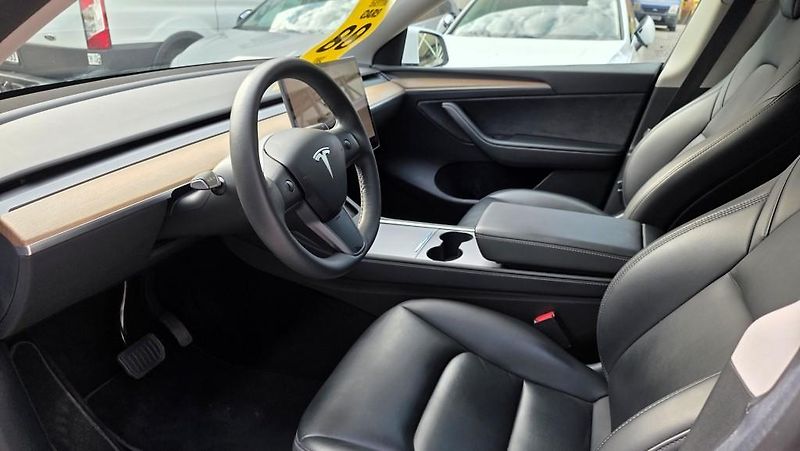Tesla Model Y (2022) Long Range AWD SoH 91,4% - fotka 8 z 37