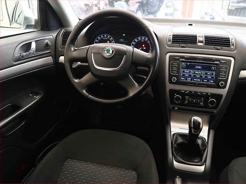 Škoda Octavia (2013) 1.6 TDI, Park. senzory - fotka 7 z 15