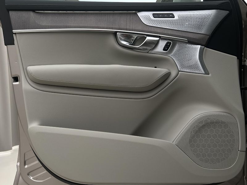 Volvo XC90 (2026) T8 AWD RECHARGE ULTRA BRIGHT - fotka 26 z 50