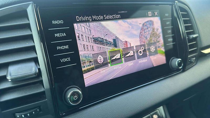 Škoda Karoq Sportline 2,0 TSI 140kW DSG7 4 - fotka 16 z 32