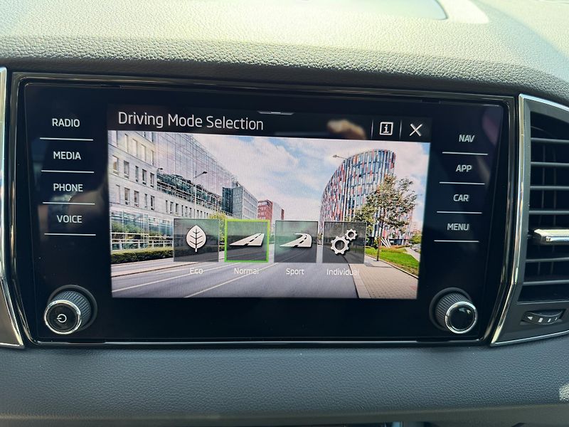 Škoda Karoq 1,5 TSi/110kW DSG - STYLE,TZ,. - fotka 36 z 88