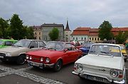 Veteránský závod odstartoval ve Velvarech na náměstí. Cíl byl na náměstí ve Slaném.