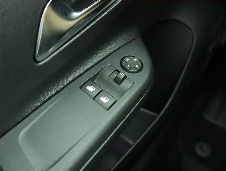 Opel Corsa (2023) Elegance 50 kWh, SoH 100% - fotka 17 z 19
