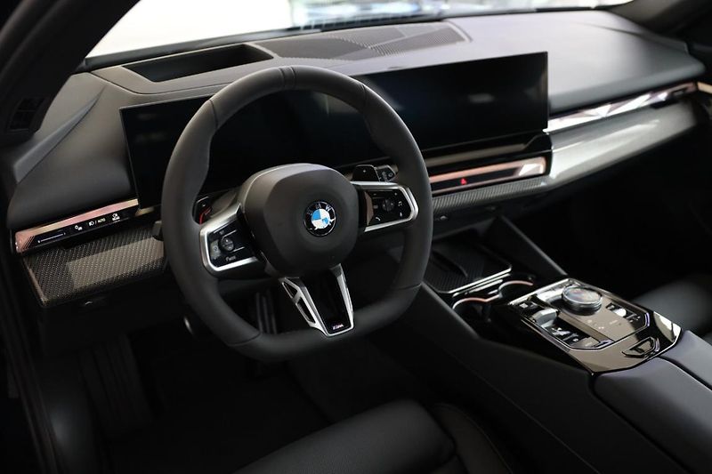 BMW Řada 5 540d xDrive Touring - fotka 2 z 18