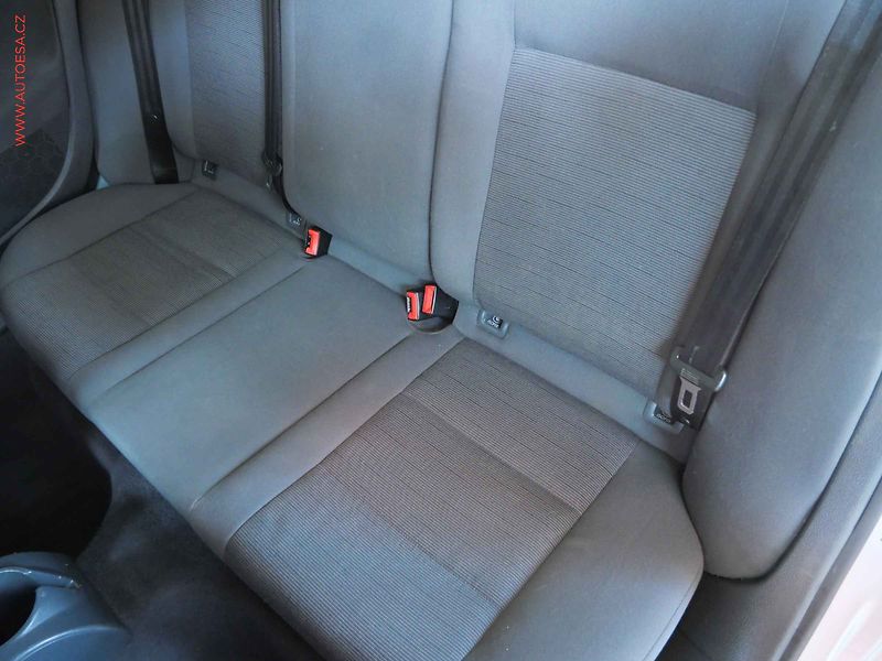Volkswagen Golf (2004) 1.6i, 2.maj,ČR, AC, STK6/28 - fotka 10 z 17