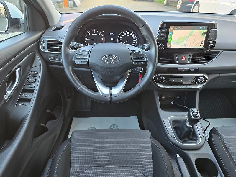 Hyundai i30 1.6CRDi COMFORT LED KAMERA NAV - fotka 9 z 35