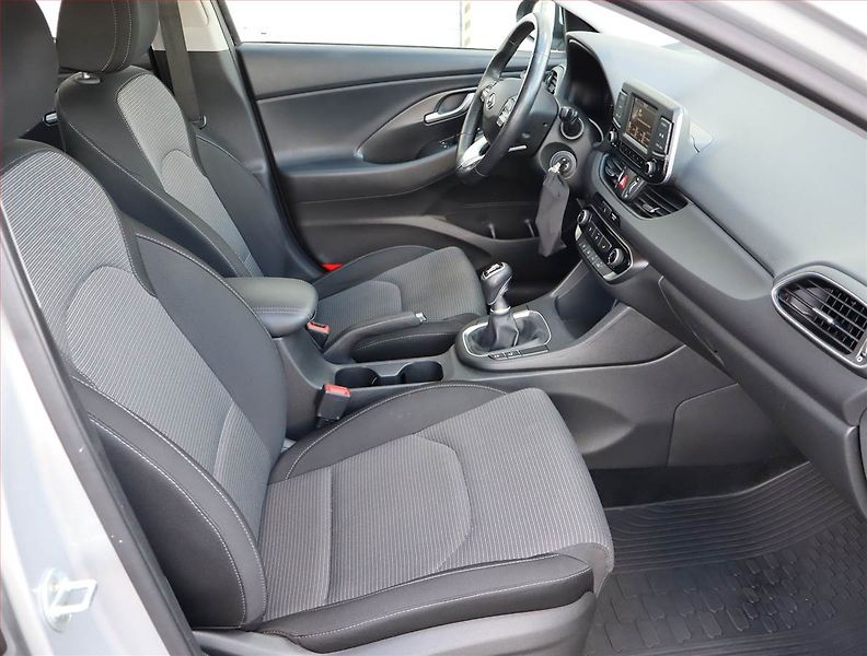 Hyundai i30 (2017) 1.0 T-GDI, Tempomat - fotka 9 z 21