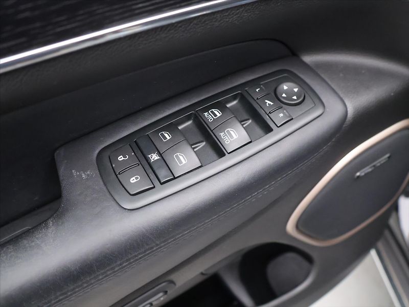 Jeep Grand Cherokee 3,0 CRDI 184kW 4x4 Summit - fotka 15 z 32