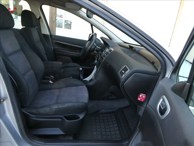 Peugeot 307 1,6 16V 80kW SW 7.míst,PANORAM - fotka 16 z 36