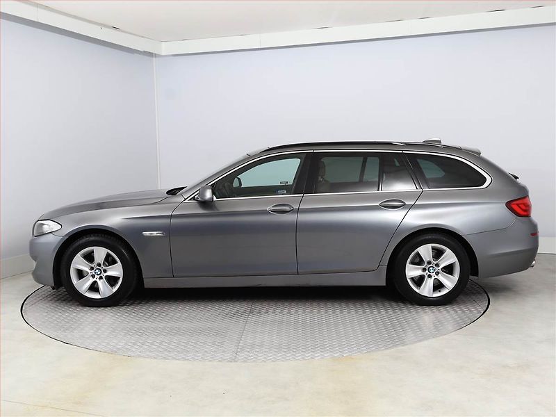BMW Řada 5 (2012) 530d xDrive, 4X4, Automat - fotka 3 z 21