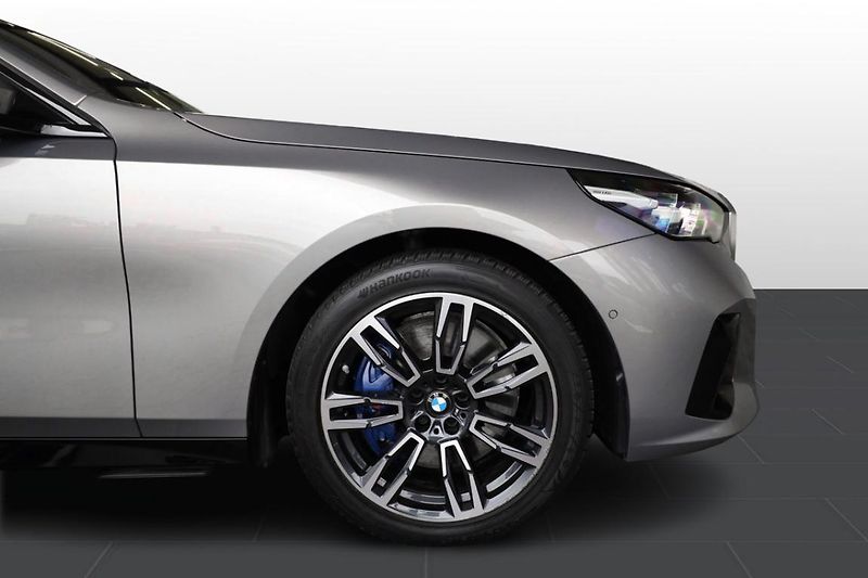 BMW Řada 5 540d xDrive Touring - fotka 7 z 28