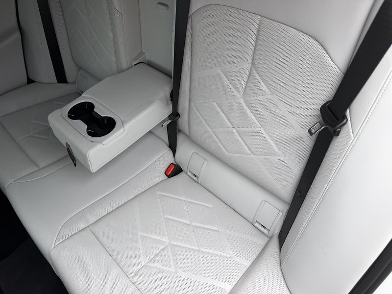 BMW Řada 5 540D xDRIVE M SPORT Individual - fotka 33 z 37