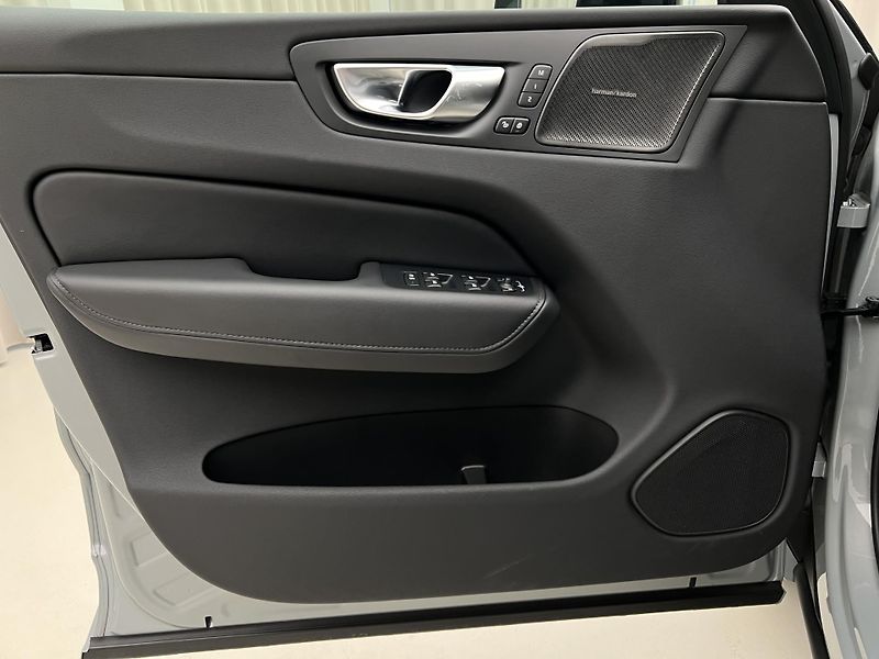 Volvo XC60 B5 AWD PLUS DARK AUT REZERVACE - fotka 7 z 44