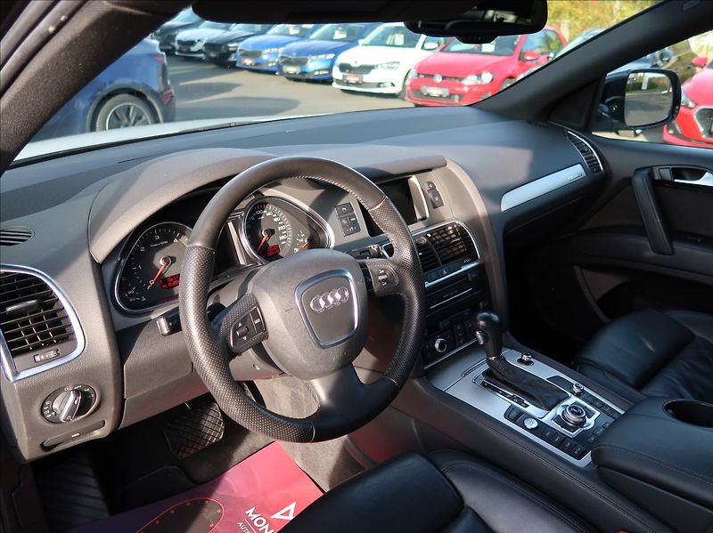 Audi Q7 3,0 TDi,176kW,NovéČR,7míst - fotka 9 z 31