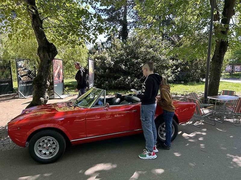 Kolonádu ovládla italská auta, na náměstí se dala ochutnat jihoevropská jídla.