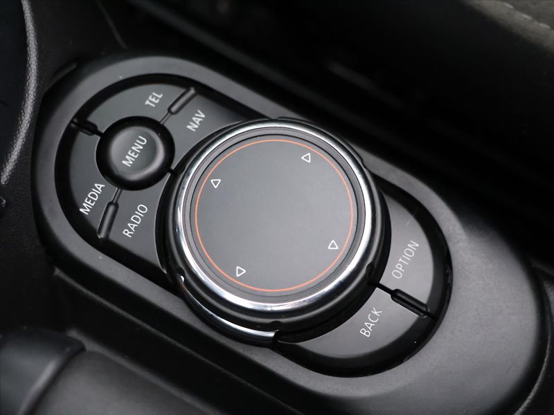 Mini Cooper 2,0 i JCW 170kW Cabrio Manual - fotka 31 z 39
