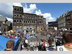 Nejprve do takzvané media zóny, kde se na závodníky vrhnou novináři, fotografové a kameramani. Jako v pátek večer na Latvalu, který v tu dobu v soutěži vedl.
