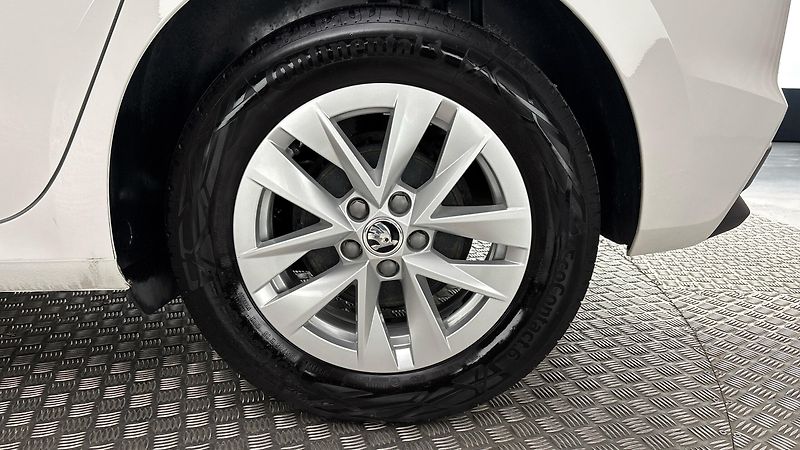 Škoda Fabia 1.0 TSI Style - fotka 19 z 23