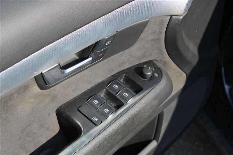 Audi A4 3,0 TDi  4x4,AUTOMAT,XENONY - fotka 14 z 29