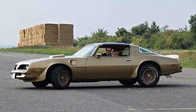 Sraz amerických vozů Chevrolet Camaro a Pontiac Firebird v Kolíně.