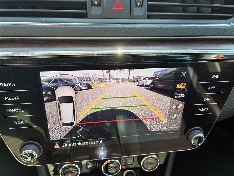 Škoda Superb 2,0 TDI 4X4 SCOUT TAŽNÉ - fotka 15 z 26