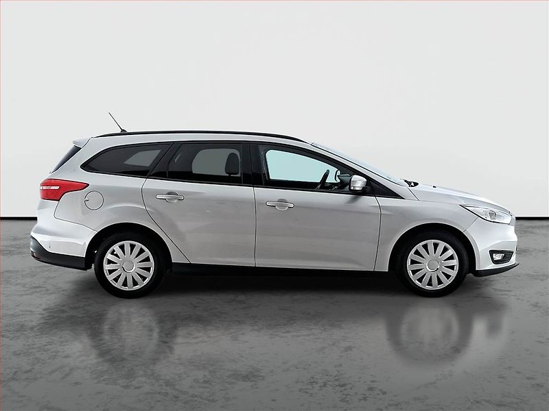 Ford Focus (2018) 1.6 i, Vyhř. sedaček - fotka 6 z 17
