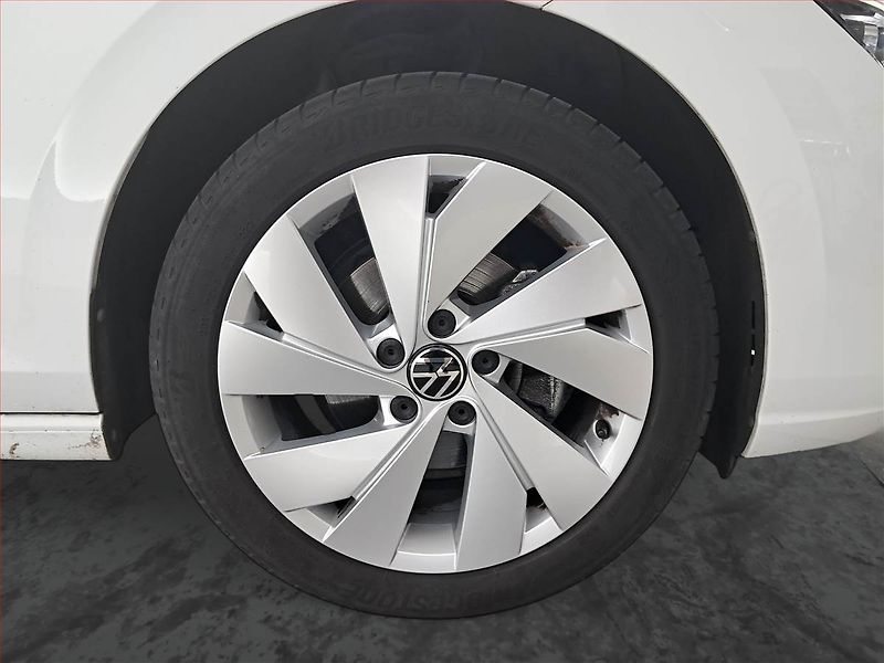 Volkswagen Golf (2021) 1.5 TSI - fotka 14 z 17