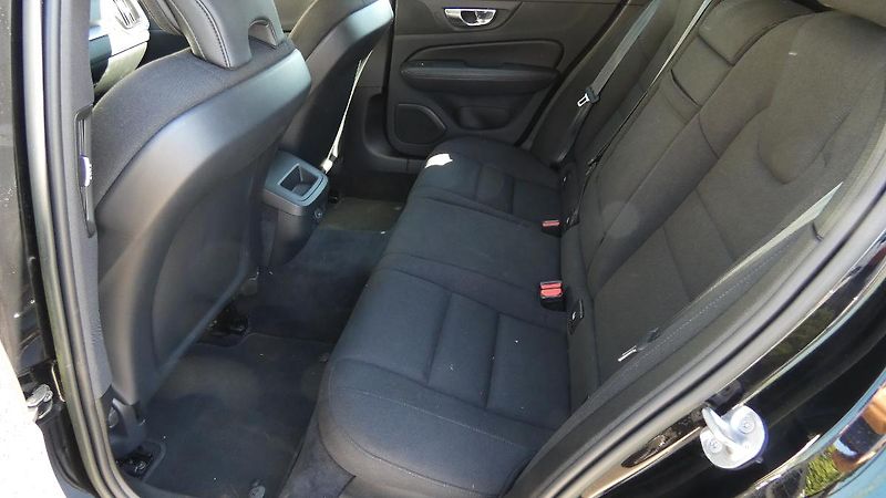 Volvo V60 B5 AWD Momentum Pro - fotka 18 z 23