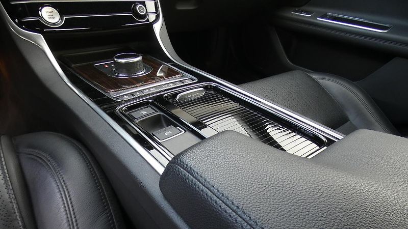 Jaguar XF 20d AWD Prestige - fotka 6 z 23