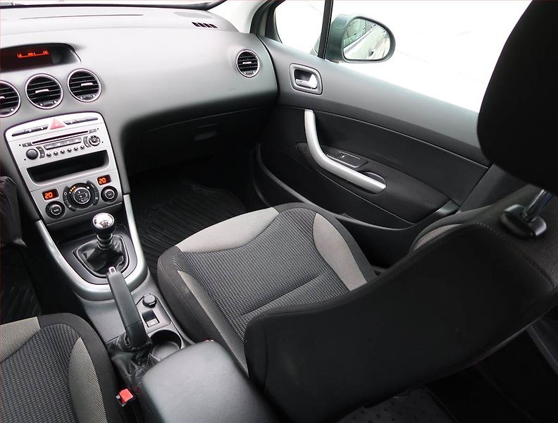 Peugeot 308 (2013) Style 1.6 HDi, Serv.kniha - fotka 8 z 19