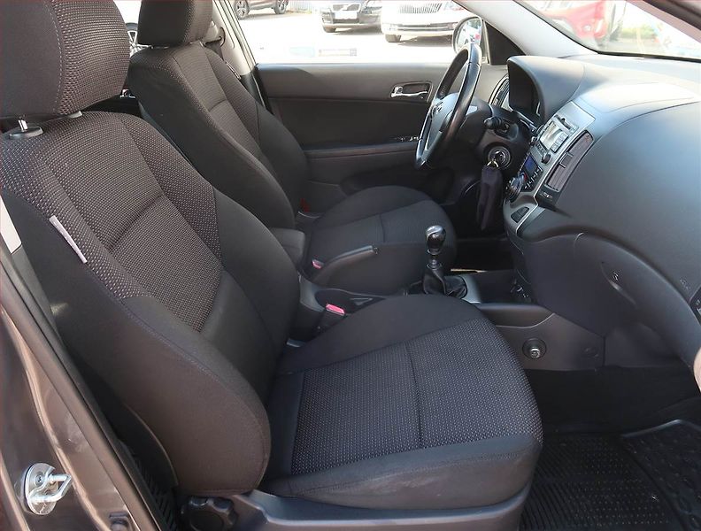 Hyundai i30 (2009) 1.4 CVVT, Serv.kniha - fotka 9 z 16