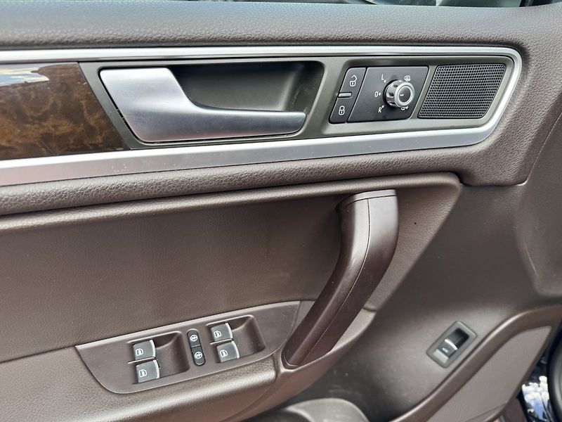 Volkswagen Touareg (2013) 3.0TDI Vzduch Navi Pano Kamera - fotka 22 z 50