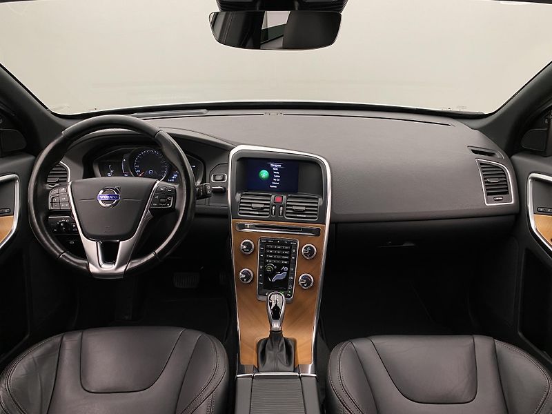Volvo XC60 D4 AWD MOMENTUM REZERVACE - fotka 2 z 43