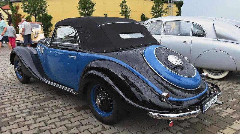 Pálavský Oldtimer přilákal na Břeclavsko desítky elegantnch veteránů.