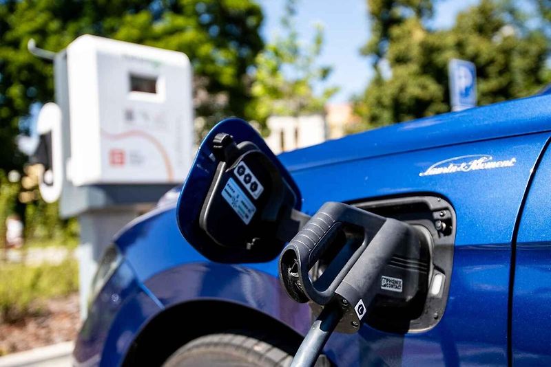 Počet elektromobilů neustále roste.