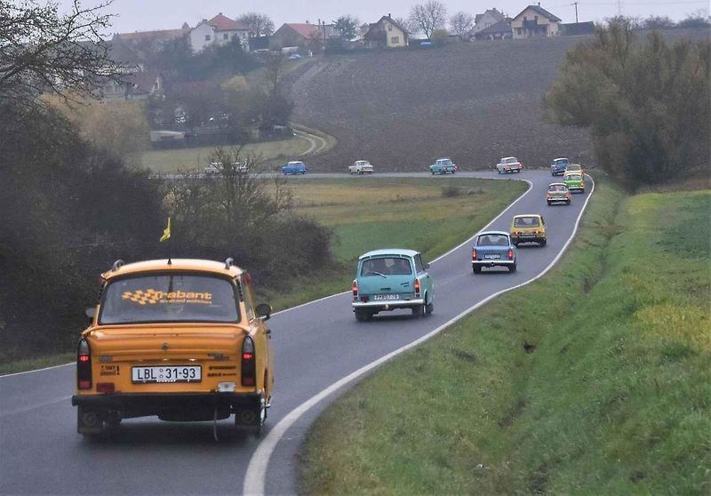 V závěsu jede vnuk pana Kutřína, který náklonost k trabantům podědil