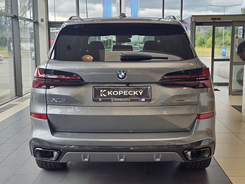BMW X5 xDrive30d - fotka 4 z 38