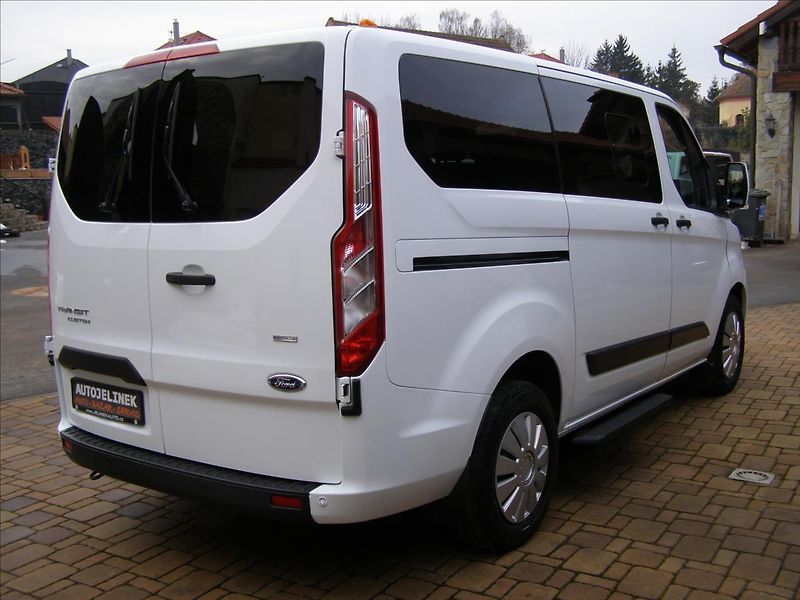 Ford Tourneo Custom 2,0   MINIBUS CUSTOM Facelift - fotka 5 z 28
