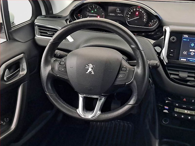 Peugeot 2008 (2018) 1.2 PureTech, Xenony, Tempomat - fotka 15 z 16