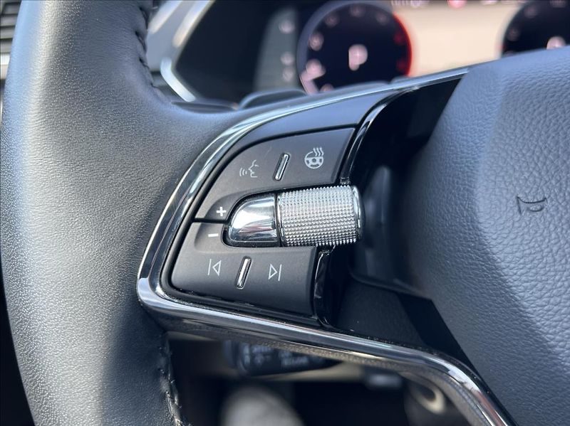 Škoda Superb 2,0 TDI DSG Premium Edition - fotka 29 z 42