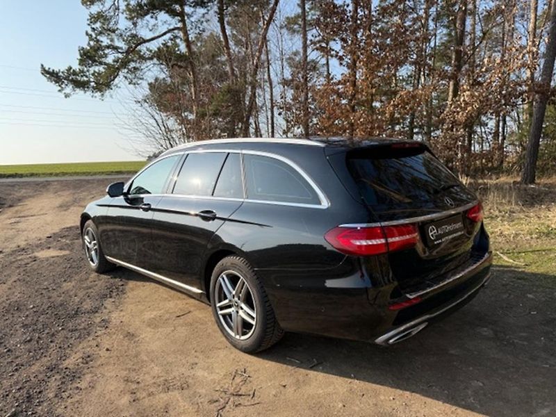 Mercedes-Benz Třídy E E 220D 4MATIC, AMG PAKET - fotka 4 z 35