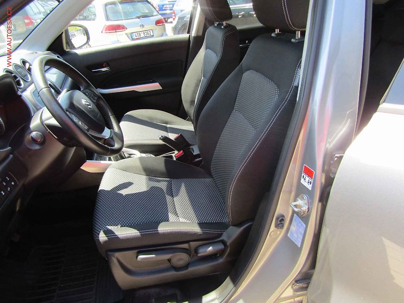 Suzuki Vitara (2017) 1.6i 4x4, ČR, Klima, temp - fotka 9 z 18