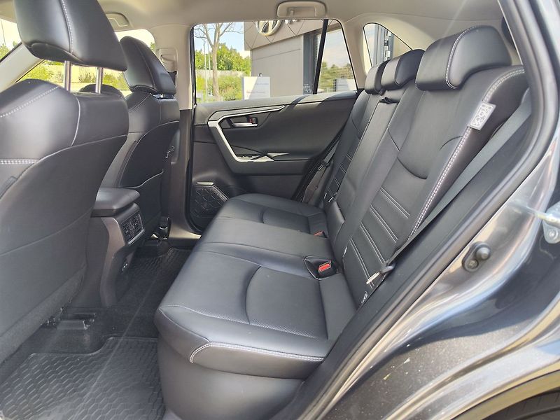 Toyota RAV4 2.5 HEV/163kW Executive 4WD - fotka 14 z 32