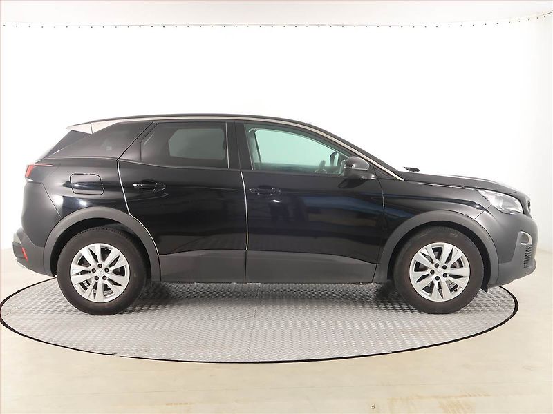 Peugeot 3008 (2020) 1.2 PureTech, Automat, Navi - fotka 6 z 18