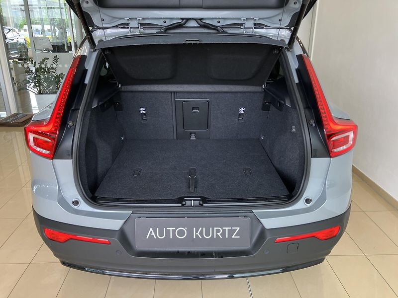 Volvo XC40 B3 FWD Plus Dark AT7 - fotka 9 z 39