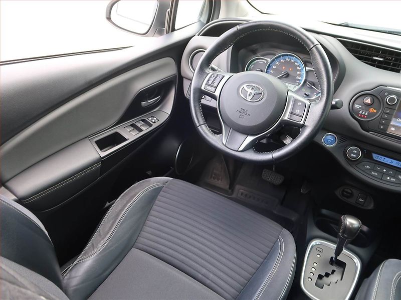 Toyota Yaris (2015) 1.5 Hybrid, Automat, Kůže - fotka 7 z 18