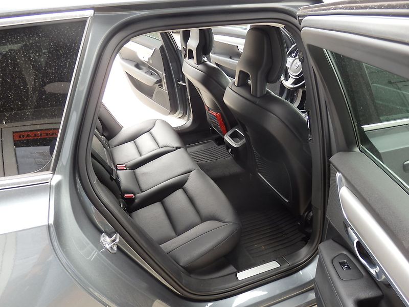 Volvo V90 2.0 D5 AWD NAVIGACE - fotka 9 z 17
