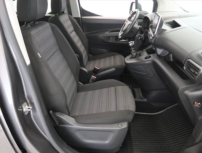 Opel Combo (2021) Maxi Edition 1.2 Turbo, 7Míst - fotka 9 z 24