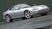 Jaguar XK (X100): Jak lépe ukázat světu, že jste britský aristokrat se sportovními choutkami, než pomocí kupé od Jaguaru. Konkrétně výběhové XK8 nebo XKR můžete tu a tam pořídit již za 200 tisíc korun. Vcelku brzy z vás však může být zchudlý aristorkat.
