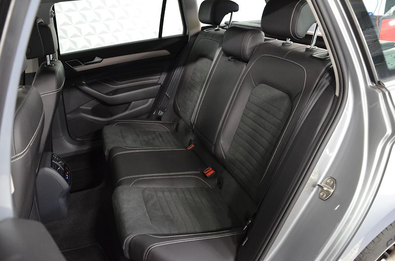 Volkswagen Passat (2023) 2.0 TDI 110 Elegance Variant - fotka 20 z 23